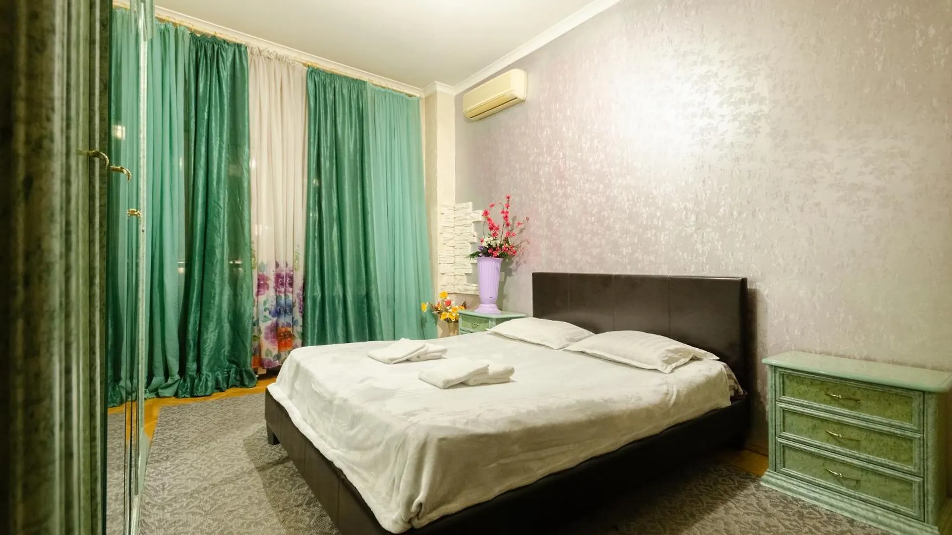Апартаменти 3-Кімнатні В Центрі, На Хрещатику Kyiv Apartment